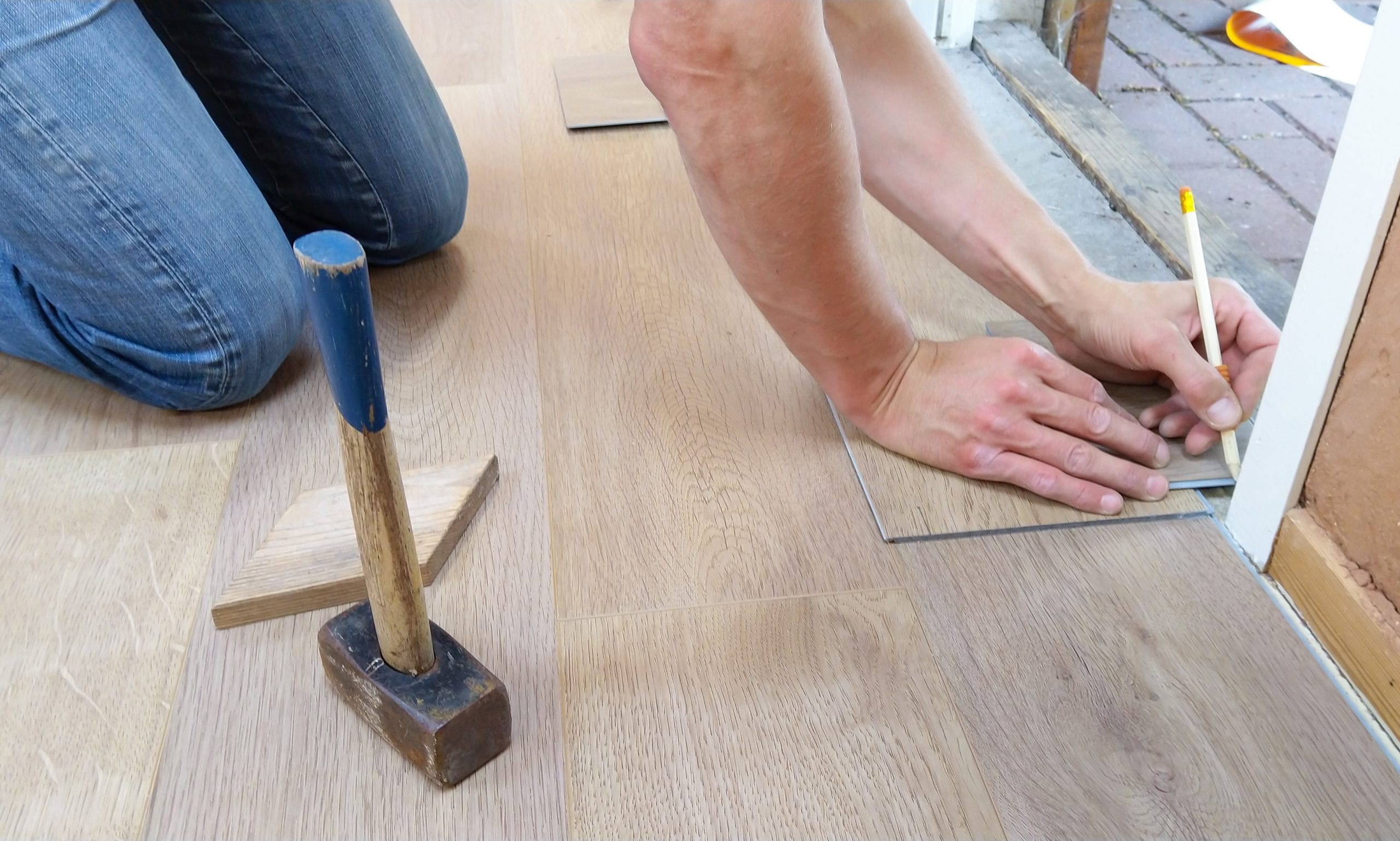 hướng dẫn lắp đặt sàn gỗ công nghiệp đơn giản theo 3 bước 2